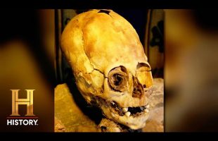 Ancient Aliens: Disturbing Skull Discovered in Alien Chambers (Season 19)