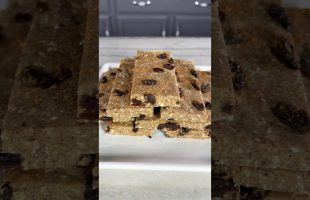 Easy Homemade Vegan Protein Bars! Cinnamon-Raisin &  Refined Sugar Free #enpoweredbycomplement