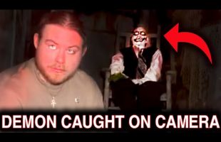 DEMON Caught On Camera @ Texas HORROR House (LIVE GHOST HUNT Gone WRONG) | It ATTACKED Me… *SCARY*