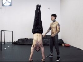 HOW TO DO A HANDSTAND 2016 | THENX