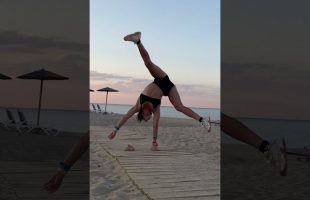 This setup changed her training. No gym needed — just wooden parallettes & the right fit 🖤💪🏽