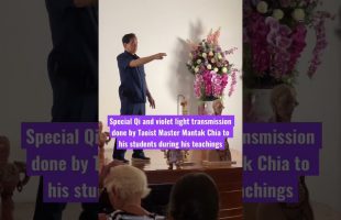 Legendary Taoist Master Mantak Chia sending Qi and violet light to his students