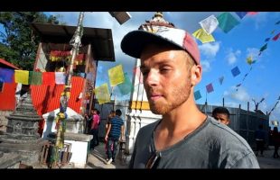 A TRAVELLER WALKS AROUND KATHMANDU, NEPAL 🇳🇵