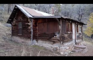 ABANDONED CREEPY CABIN IN THE WOODS Full Of Stuff