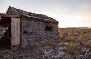 A Look Inside An ABANDONED Home In The Middle Of Nowhere